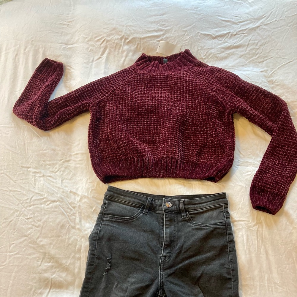 H&M Size Small Maroon sweater (JEANS NOT INCLUDED)